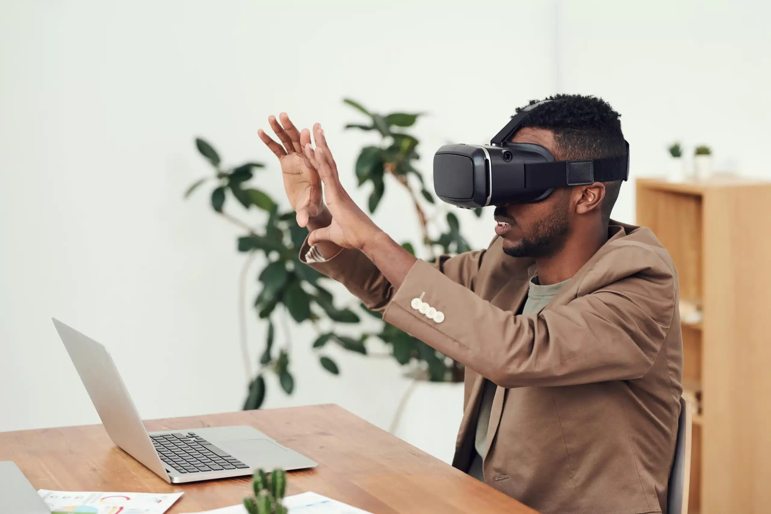 photo d'un homme avec un casque de réalité virtuelle pour le métaverse