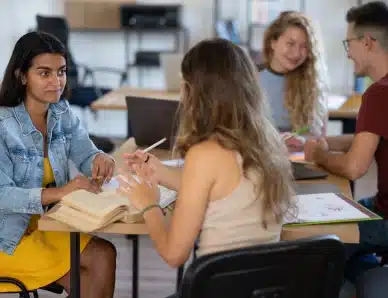 deux groupes de jeunes testent le peer learning.