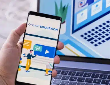 Smartphone affichant une appli d’éducation en ligne.