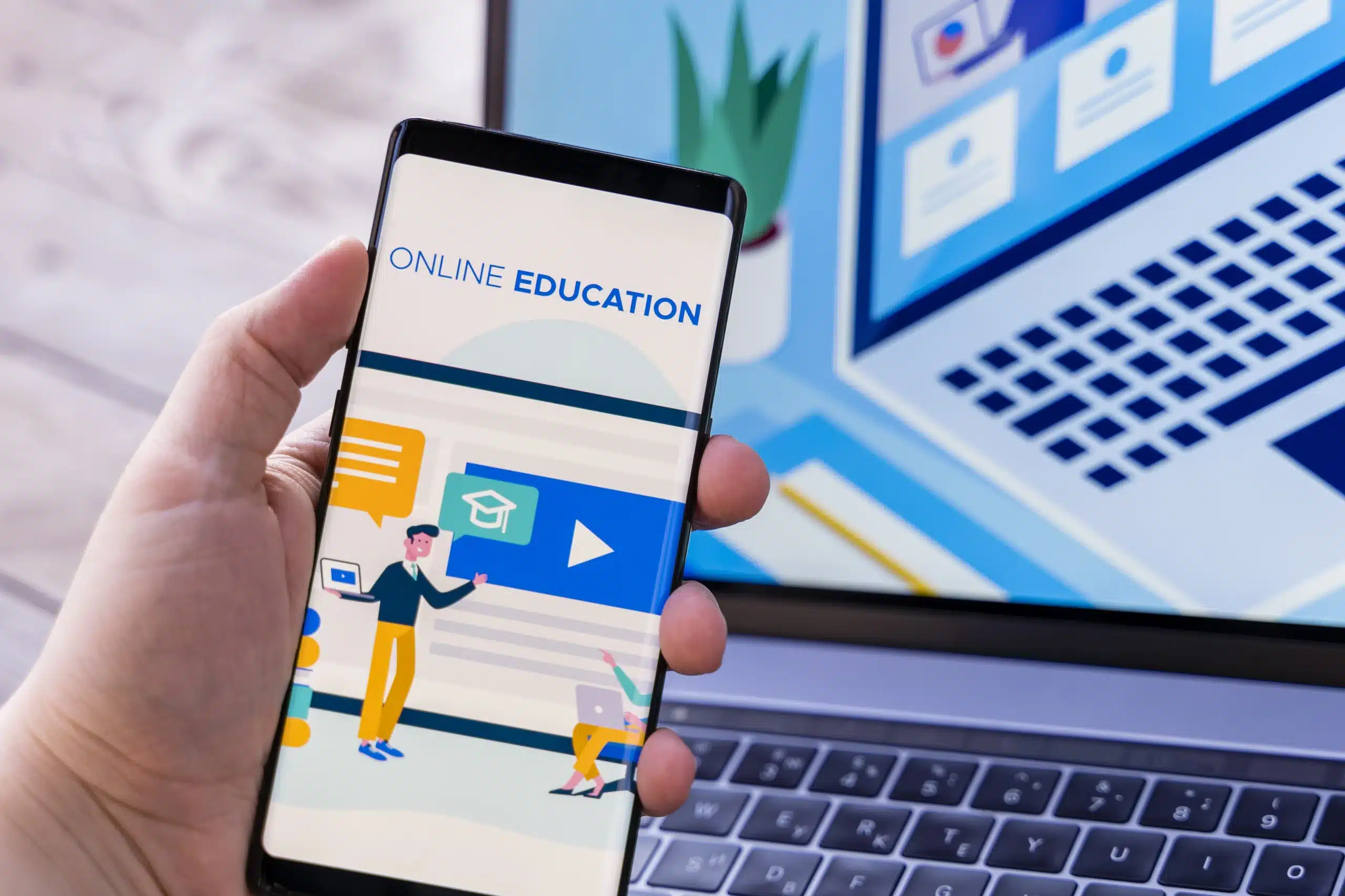 Smartphone affichant une appli d’éducation en ligne.